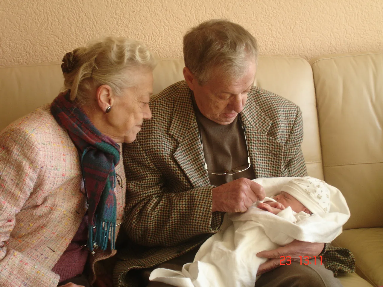 Mijn opa en oma met mijn oudste dochter in hun armen, een foto die veel betekenis kreeg na hun overlijden