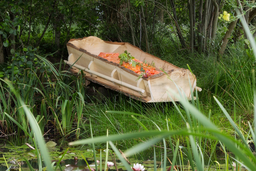 Steigerhouten draagbaar voor een natuurlijk en persoonlijk afscheid. 