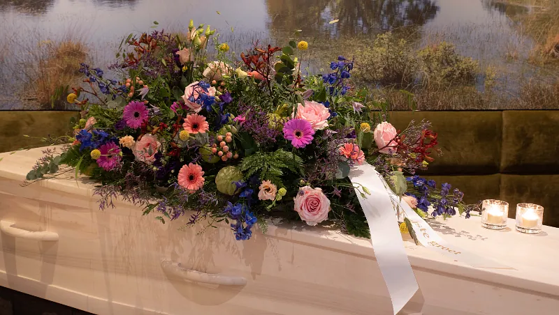 Klassiek bloemstuk voor begrafenis met dahlia's 