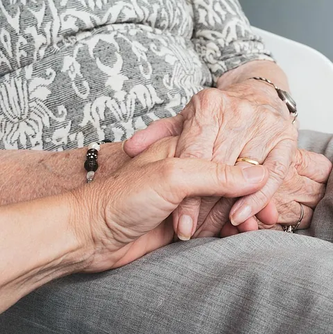 Twee handen van man en vrouw – symbool voor steun bij een voorgesprek over de uitvaart