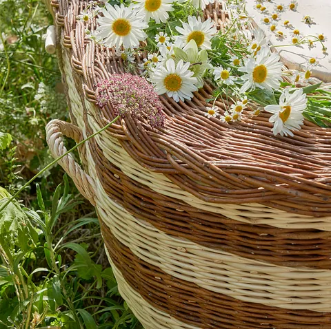 Impressie van uitvaartkisten, manden en bloemstukken bij een uitvaart